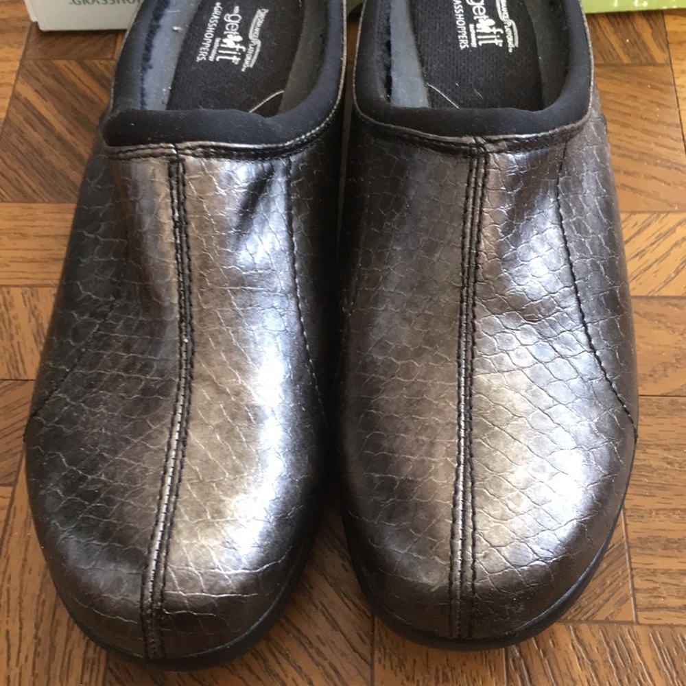 Grasshoppers metallic bronze brown mule 7M